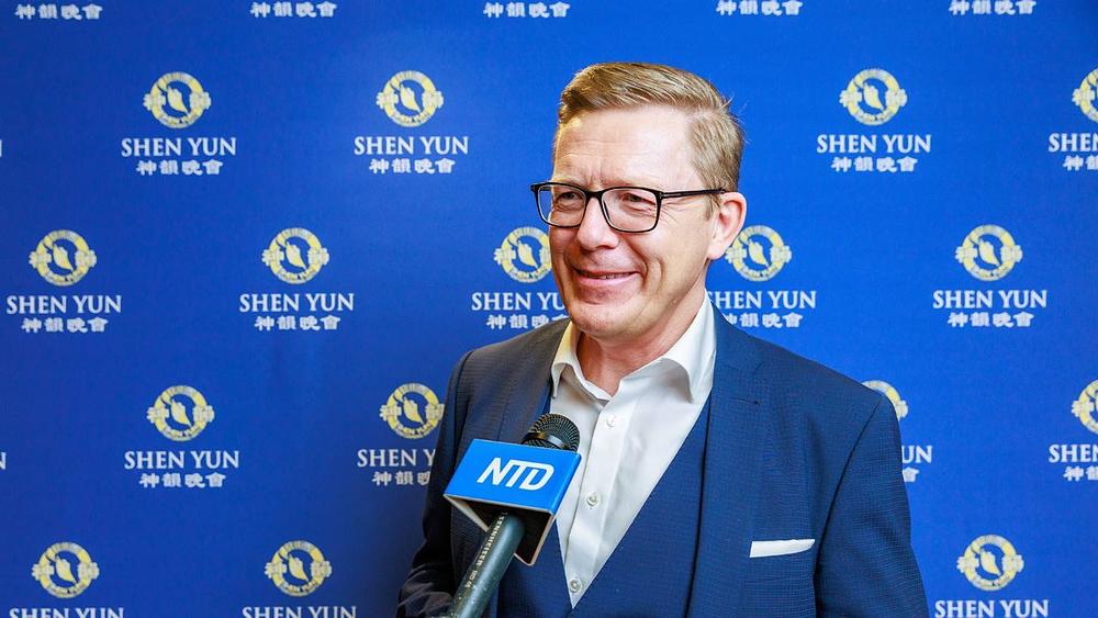 Dirk Bamberger, član državnog parlamenta Hessian, na predstavi Shen Yun u Frankfurtu 29. februara (NTD Televizija)