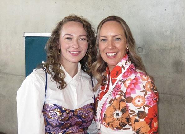 Zastupnica države Viktorija Renee Heath (desno) i njena sestra Anita Heath (lijevo) na predstavi Shen Yuna u Bendigu, Australija, 3. marta (The Epoch Times)