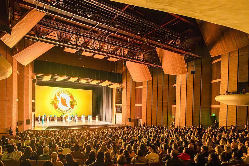 Shen Yun Touring Company u prepunom pozorištu Morrison centra za scenske umjetnosti u Boiseu, Idaho, uveče 2. marta. Pozorišna trupa je izvela tri predstava u Boiseu od 2. do 3. marta. (The Epoch Times)