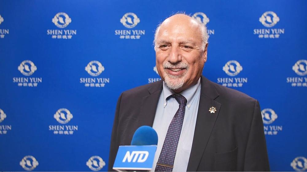 Potguverner Stavros Anthony iz Nevade na predstavi Shen Yuna u Las Vegasu 29. februara. On je također uručio Certifikat priznanja ovoj trupi scenskih umjetnosti. (NTD Televizija)