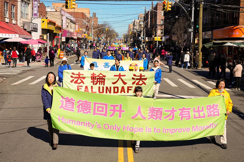 Skoro 1.000 praktikanata okupilo se u Osmoj aveniji u Bruklinu 3. marta da proslavi preko 426 miliona istupa iz organizacija KPK.