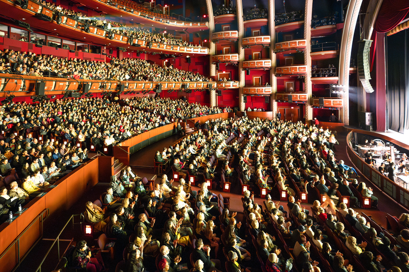 Shen Yun North America Company u rasprodanom pozorištu u holivudskom Dolby Theatre 7. aprila. (The Epoch Times)