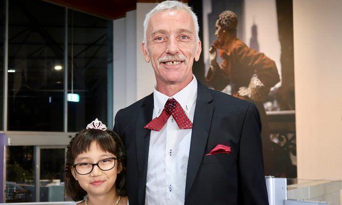 Warren Gamble, direktor jedne kompanije za sportske proizvode, sa svojom kćerkom Serene u 