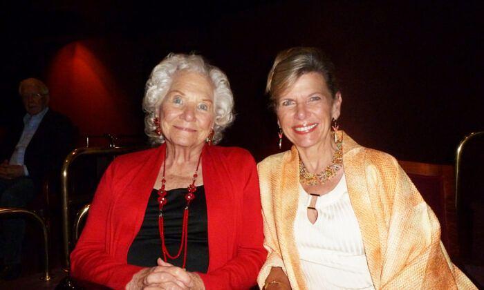 Deanne Peterson, fotograf, i njena majka su skupa uživale na Shen Yun matineji u Houstonskom pozorištu Wortham Center Brown u Teksasu, 19. septembra 2021. godine.