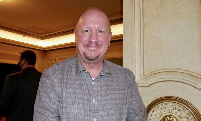 John Joachin, direktor ljudskih resursa jedne neprofitne organizacije za pravnu pomoć, na predstavi Shen Yun 4. decembra (Epoch Times)
