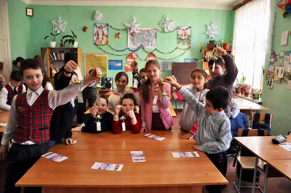 Djeca uče kako da savijaju cvjetove lotosa 9. januara
