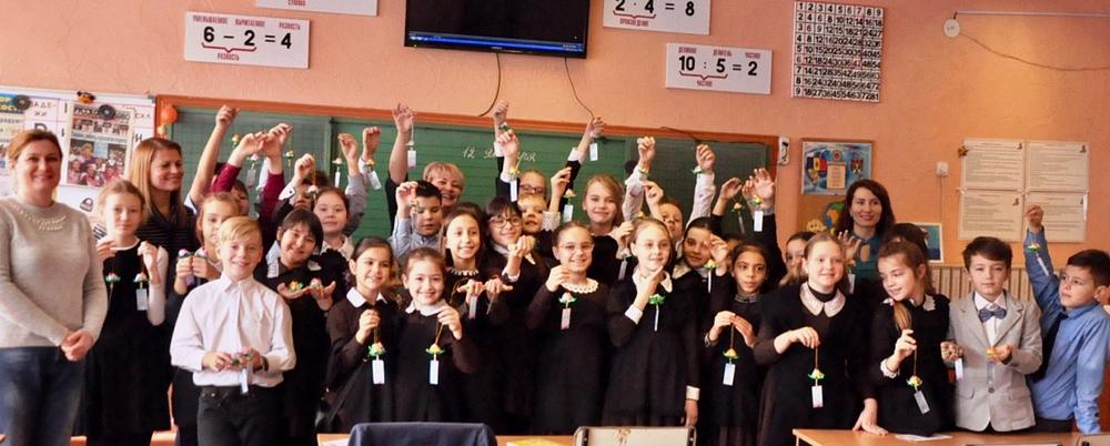 Učenici ruske škole u Chisinauu pokazuju cvjetove lotosa koje su napravili 12. januara