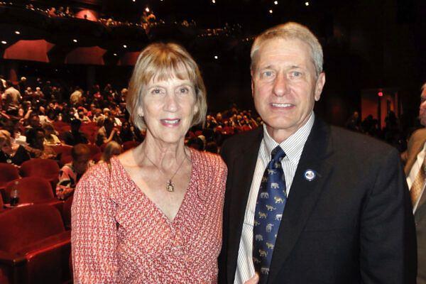 Beth i Mike Kugler su uživali u predstavi Shen Yun Performing Arts u Houstonskom pozorištu Wortham Brown Center, 18. septembra 2021. godine.