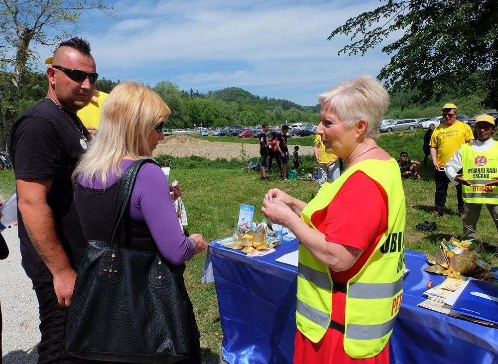 Praktikanti prolaznicima objašnjavaju istinu o progonu i žetvi organa